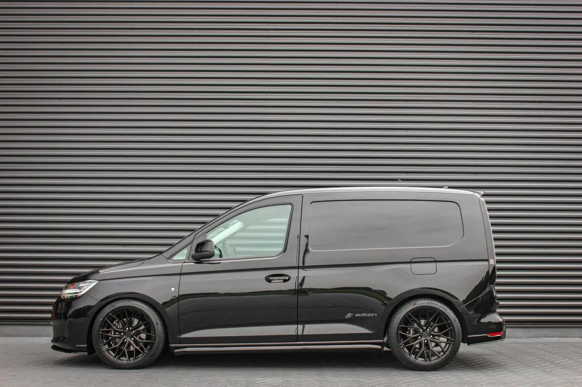 2.0 TDI 122PK DSG JB- EDITION / MAXTRON / SIDE- BARS / VERLAGING / ELEK- PAKKET / PDC / CAMERA / BLACK OPS