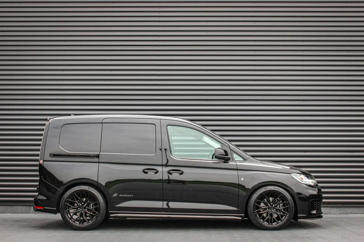 2.0 TDI 122PK DSG JB- EDITION / MAXTRON / SIDE- BARS / VERLAGING / ELEK- PAKKET / PDC / CAMERA / BLACK OPS