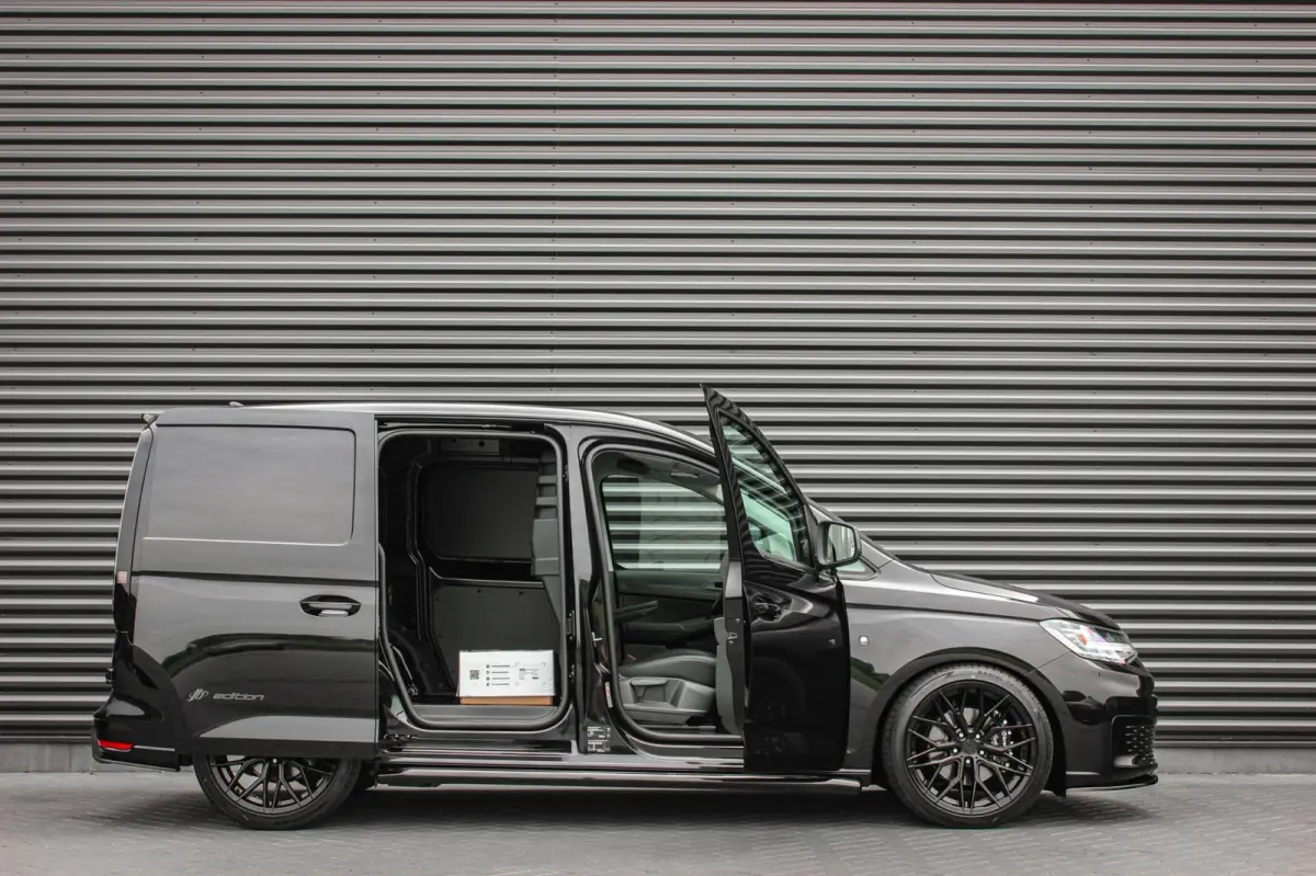 2.0 TDI 122PK DSG JB- EDITION / MAXTRON / SIDE- BARS / VERLAGING / ELEK- PAKKET / PDC / CAMERA / BLACK OPS