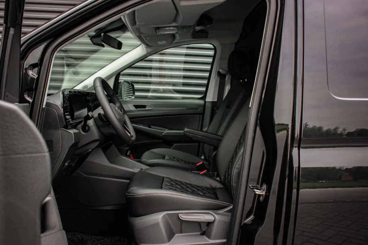 2.0 TDI 122PK DSG JB- EDITION / MAXTRON / SIDE- BARS / VERLAGING / ELEK- PAKKET / PDC / CAMERA / BLACK OPS