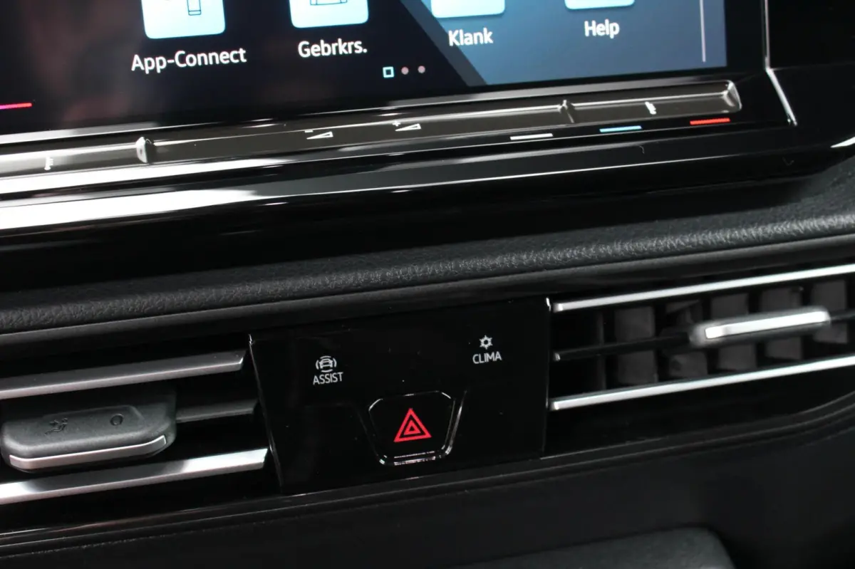 2.0 TDI 122PK DSG JB- EDITION / MAXTRON / SIDE- BARS / VERLAGING / ELEK- PAKKET / PDC / CAMERA / BLACK OPS