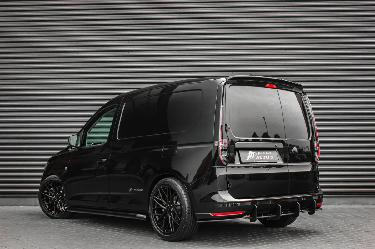 2.0 TDI 122PK DSG JB- EDITION / MAXTRON / SIDE- BARS / VERLAGING / ELEK- PAKKET / PDC / CAMERA / BLACK OPS