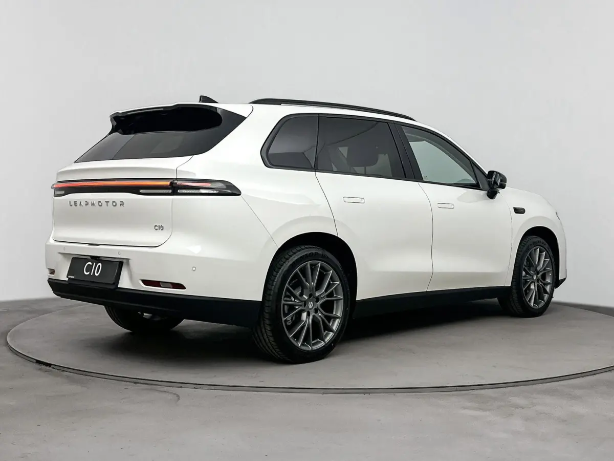 Design 69.9 kWh | VOORRAAD ACTIE| Pearl White | lichtmetalen velgen 20" | Luxe kunstlederen bekleding | navigatiesysteem | panoramadak |