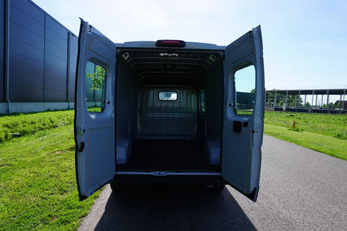 3.5T L3H2 47 kWh met Snellaad functie |Navigatie |Climate Control |Achteruitrijcamera |LED |DAB+ |Airbags voor en zijkant |Nieuwstaat |Expeditie grijs |Laadruimte volledig bekleed | VOL VOL 