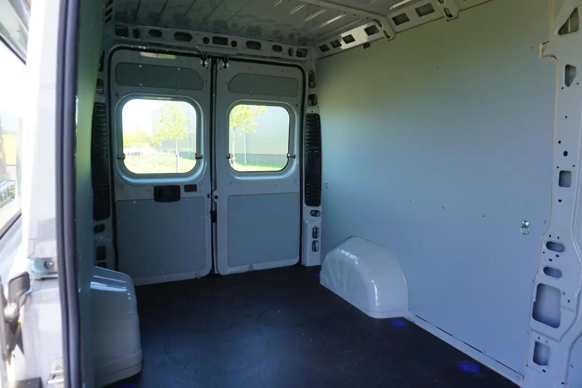 3.5T L3H2 47 kWh met Snellaad functie |Navigatie |Climate Control |Achteruitrijcamera |LED |DAB+ |Airbags voor en zijkant |Nieuwstaat |Expeditie grijs |Laadruimte volledig bekleed | VOL VOL 