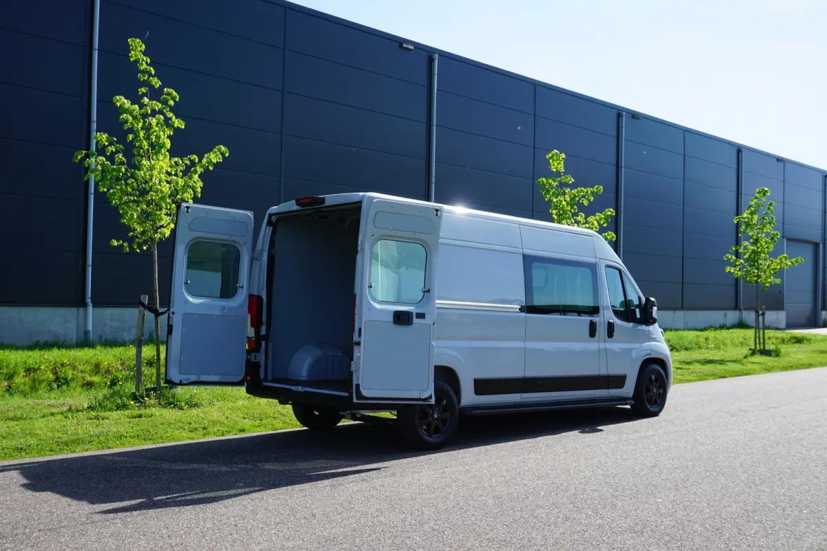3.5T L3H2 47 kWh met Snellaad functie |Navigatie |Climate Control |Achteruitrijcamera |LED |DAB+ |Airbags voor en zijkant |Nieuwstaat |Expeditie grijs |Laadruimte volledig bekleed | VOL VOL 