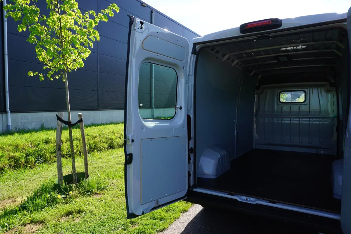 3.5T L3H2 47 kWh met Snellaad functie |Navigatie |Climate Control |Achteruitrijcamera |LED |DAB+ |Airbags voor en zijkant |Nieuwstaat |Expeditie grijs |Laadruimte volledig bekleed | VOL VOL 