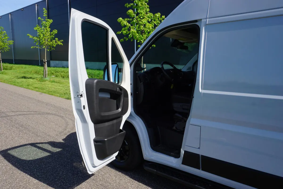 3.5T L3H2 47 kWh met Snellaad functie |Navigatie |Climate Control |Achteruitrijcamera |LED |DAB+ |Airbags voor en zijkant |Nieuwstaat |Expeditie grijs |Laadruimte volledig bekleed | VOL VOL 