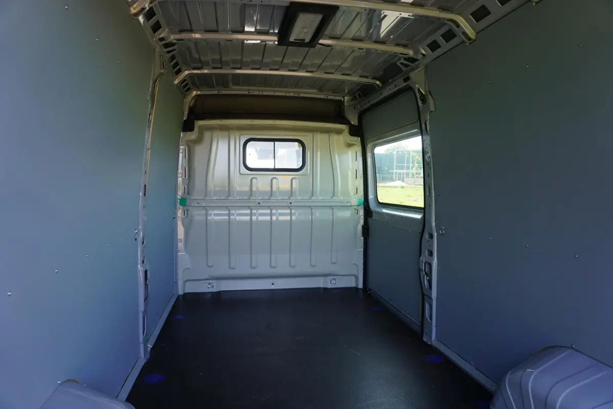 3.5T L3H2 47 kWh met Snellaad functie |Navigatie |Climate Control |Achteruitrijcamera |LED |DAB+ |Airbags voor en zijkant |Nieuwstaat |Expeditie grijs |Laadruimte volledig bekleed | VOL VOL 