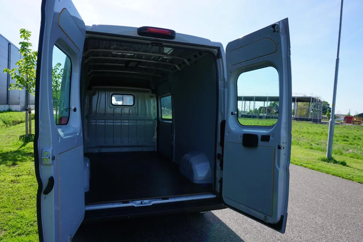 3.5T L3H2 47 kWh met Snellaad functie |Navigatie |Climate Control |Achteruitrijcamera |LED |DAB+ |Airbags voor en zijkant |Nieuwstaat |Expeditie grijs |Laadruimte volledig bekleed | VOL VOL 