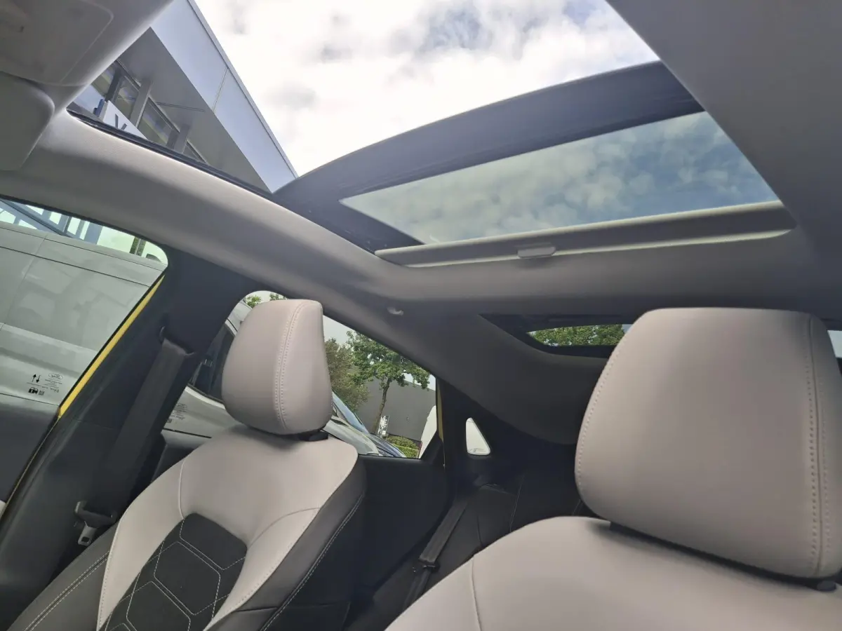 Premium 44 kWh | 170PK | Panoramadak | 19'' lichtmetalen velgen | Adaptive Cruisecontrol | Dodehoekdetectie | Cyber Yellow | Demovoertuig