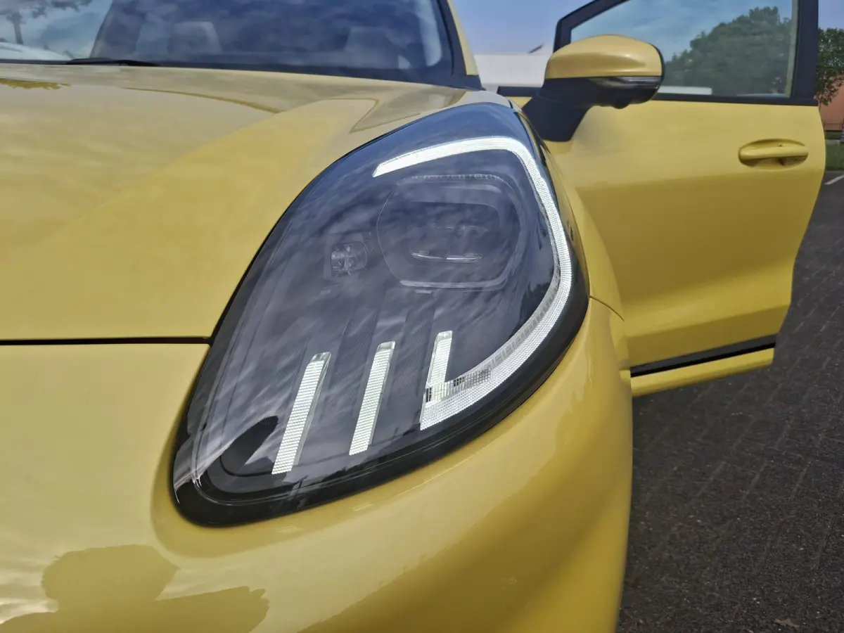 Premium 44 kWh | 170PK | Panoramadak | 19'' lichtmetalen velgen | Adaptive Cruisecontrol | Dodehoekdetectie | Cyber Yellow | Demovoertuig