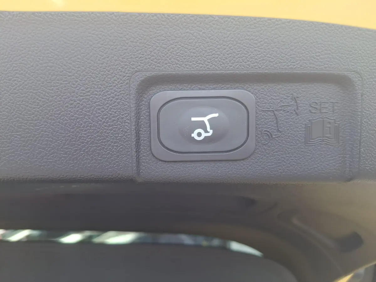 Premium 44 kWh | 170PK | Panoramadak | 19'' lichtmetalen velgen | Adaptive Cruisecontrol | Dodehoekdetectie | Cyber Yellow | Demovoertuig