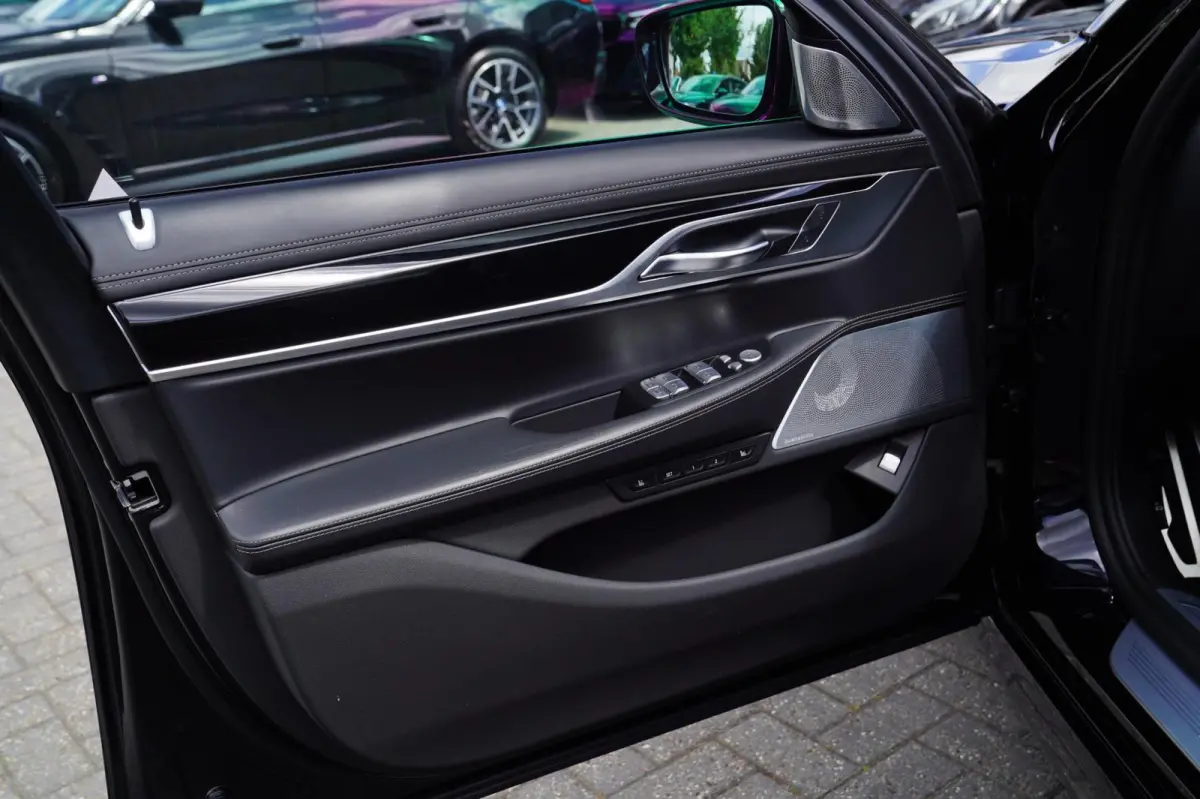 M760Li xDrive High Executive | Massage | TV | Koelbox | HuD | BMW Drive Assisted | 360 cam | Stoelkoeling | Bowers |