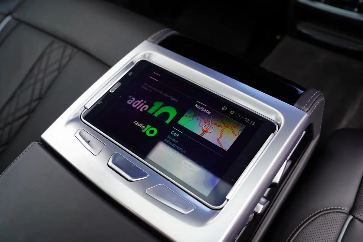 M760Li xDrive High Executive | Massage | TV | Koelbox | HuD | BMW Drive Assisted | 360 cam | Stoelkoeling | Bowers |