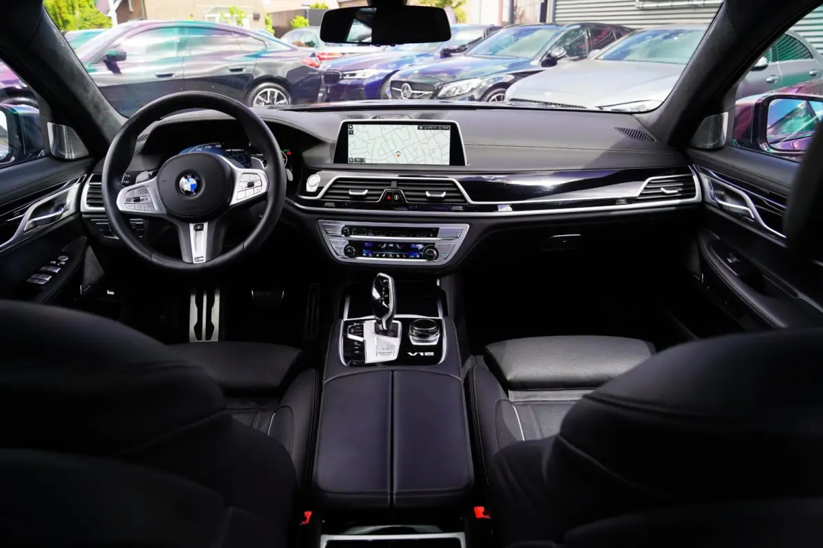 M760Li xDrive High Executive | Massage | TV | Koelbox | HuD | BMW Drive Assisted | 360 cam | Stoelkoeling | Bowers |