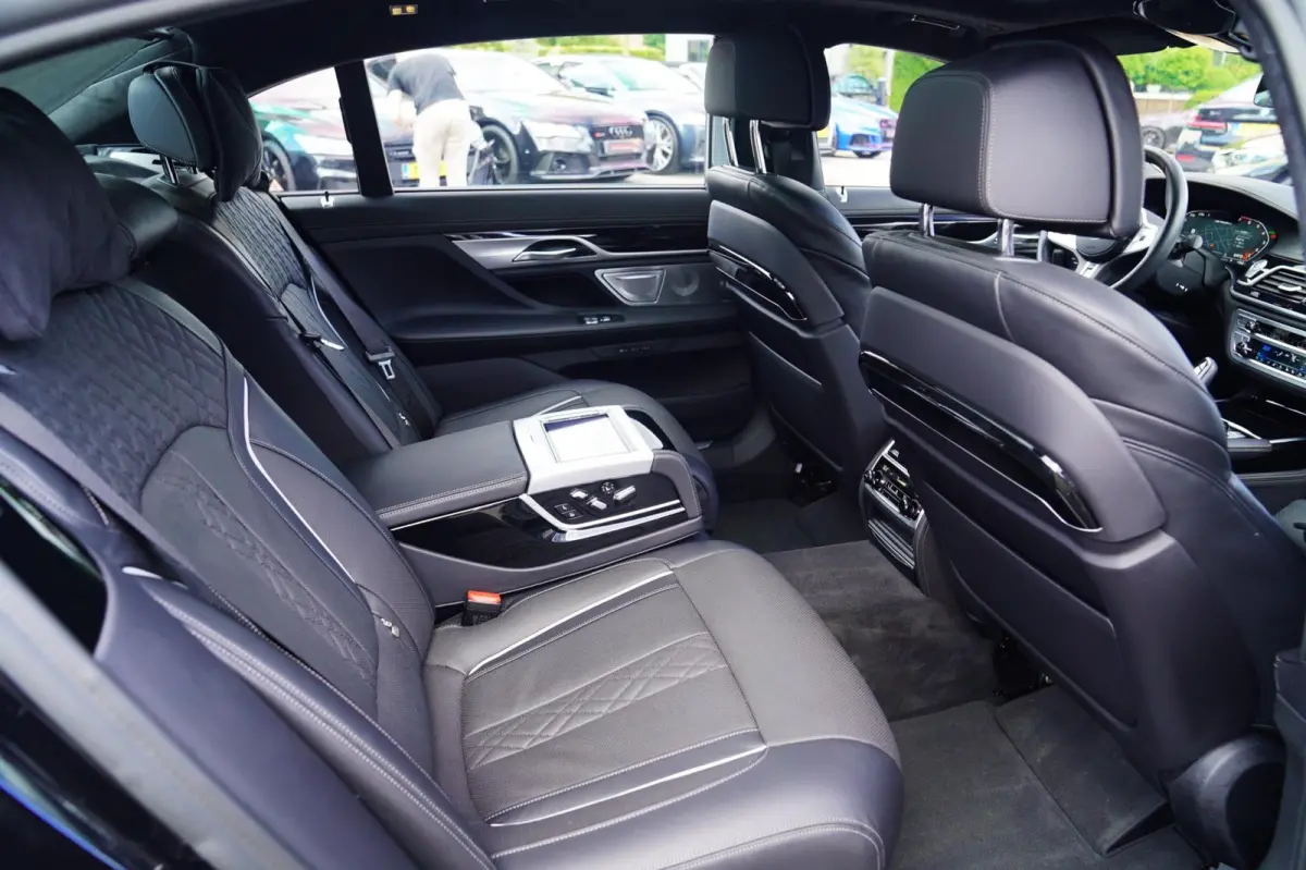 M760Li xDrive High Executive | Massage | TV | Koelbox | HuD | BMW Drive Assisted | 360 cam | Stoelkoeling | Bowers |