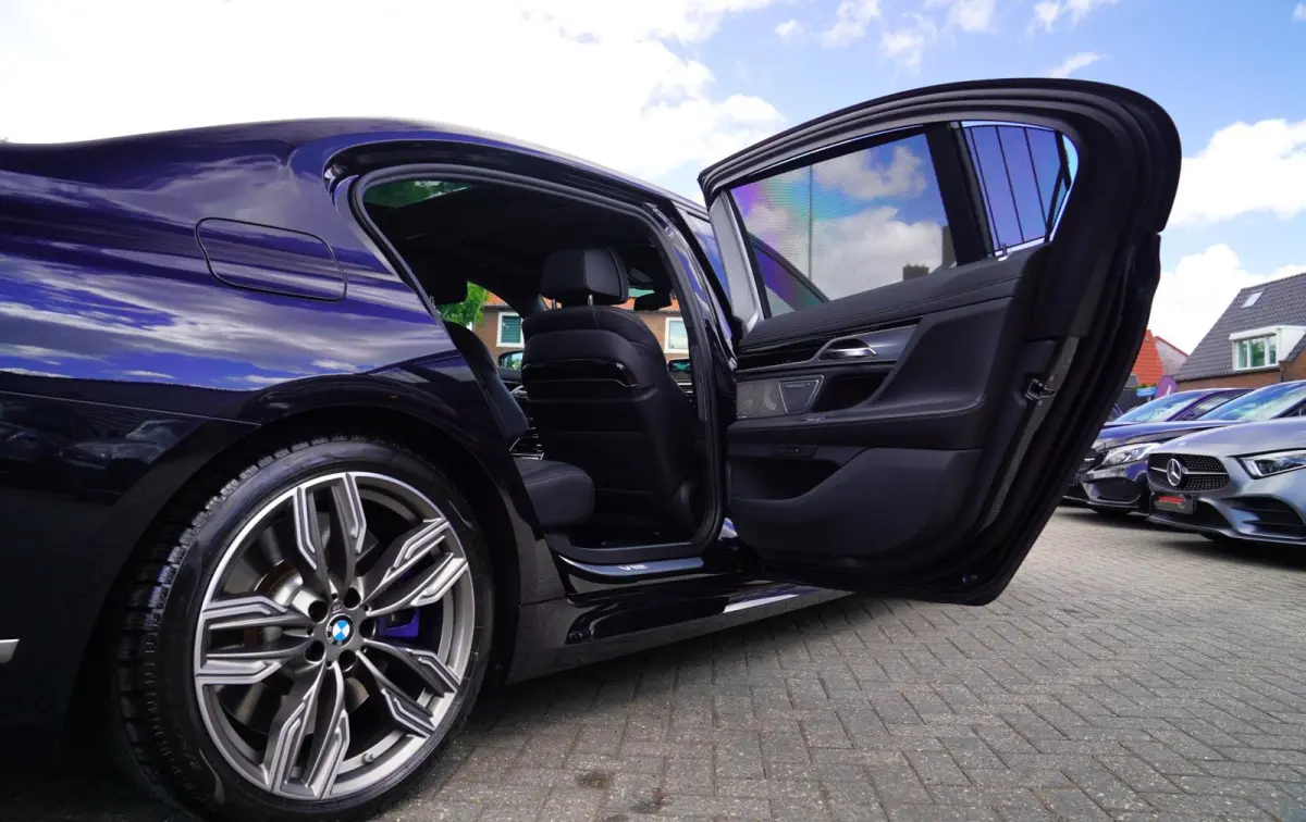 M760Li xDrive High Executive | Massage | TV | Koelbox | HuD | BMW Drive Assisted | 360 cam | Stoelkoeling | Bowers |