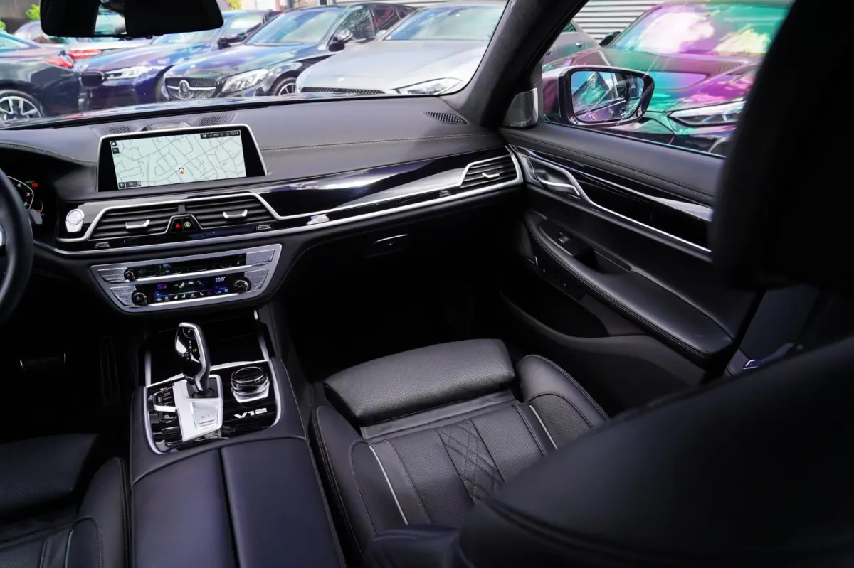 M760Li xDrive High Executive | Massage | TV | Koelbox | HuD | BMW Drive Assisted | 360 cam | Stoelkoeling | Bowers |