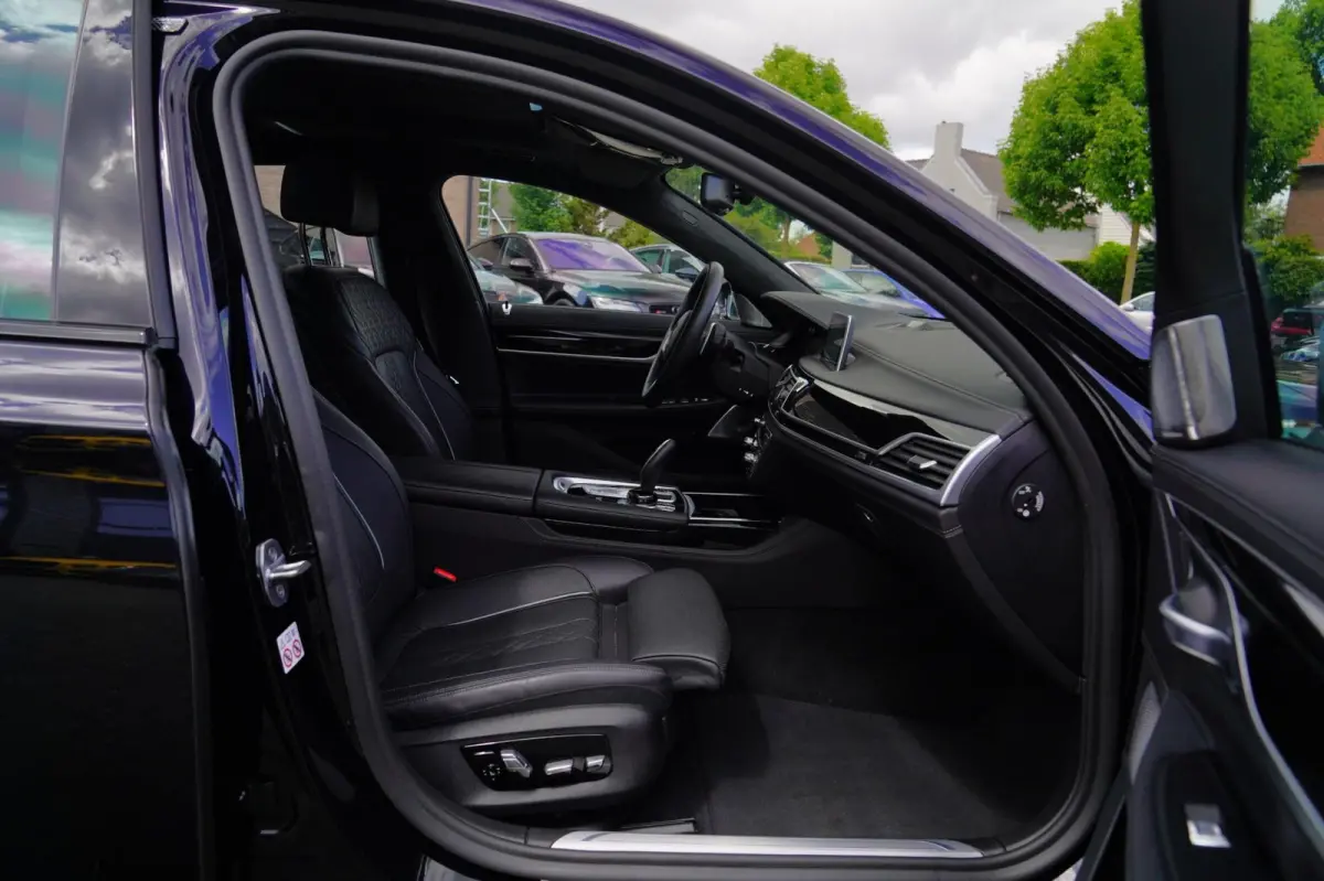 M760Li xDrive High Executive | Massage | TV | Koelbox | HuD | BMW Drive Assisted | 360 cam | Stoelkoeling | Bowers |