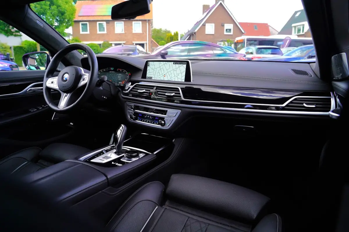 M760Li xDrive High Executive | Massage | TV | Koelbox | HuD | BMW Drive Assisted | 360 cam | Stoelkoeling | Bowers |