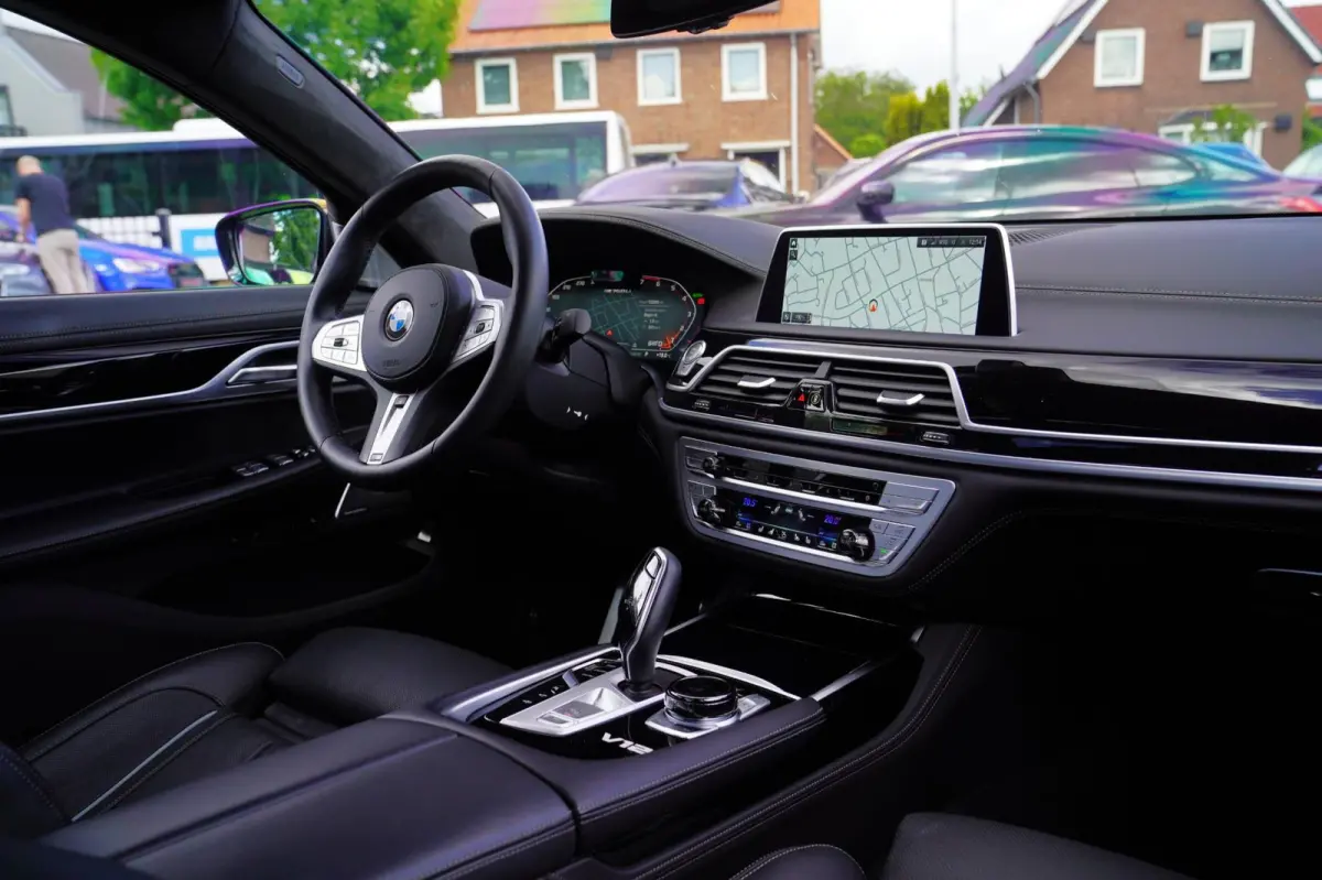 M760Li xDrive High Executive | Massage | TV | Koelbox | HuD | BMW Drive Assisted | 360 cam | Stoelkoeling | Bowers |