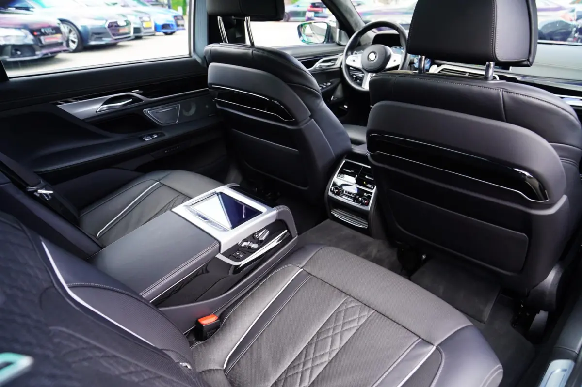 M760Li xDrive High Executive | Massage | TV | Koelbox | HuD | BMW Drive Assisted | 360 cam | Stoelkoeling | Bowers |