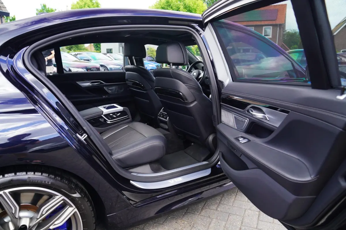 M760Li xDrive High Executive | Massage | TV | Koelbox | HuD | BMW Drive Assisted | 360 cam | Stoelkoeling | Bowers |