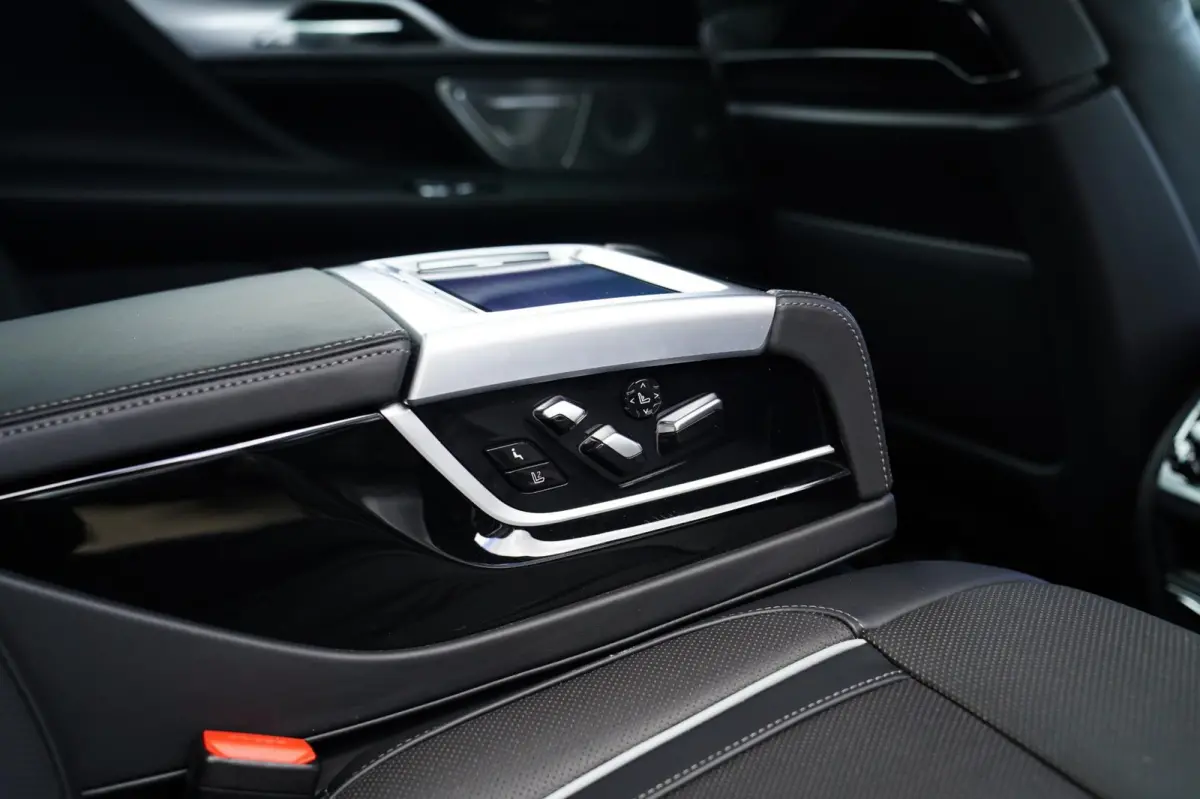M760Li xDrive High Executive | Massage | TV | Koelbox | HuD | BMW Drive Assisted | 360 cam | Stoelkoeling | Bowers |