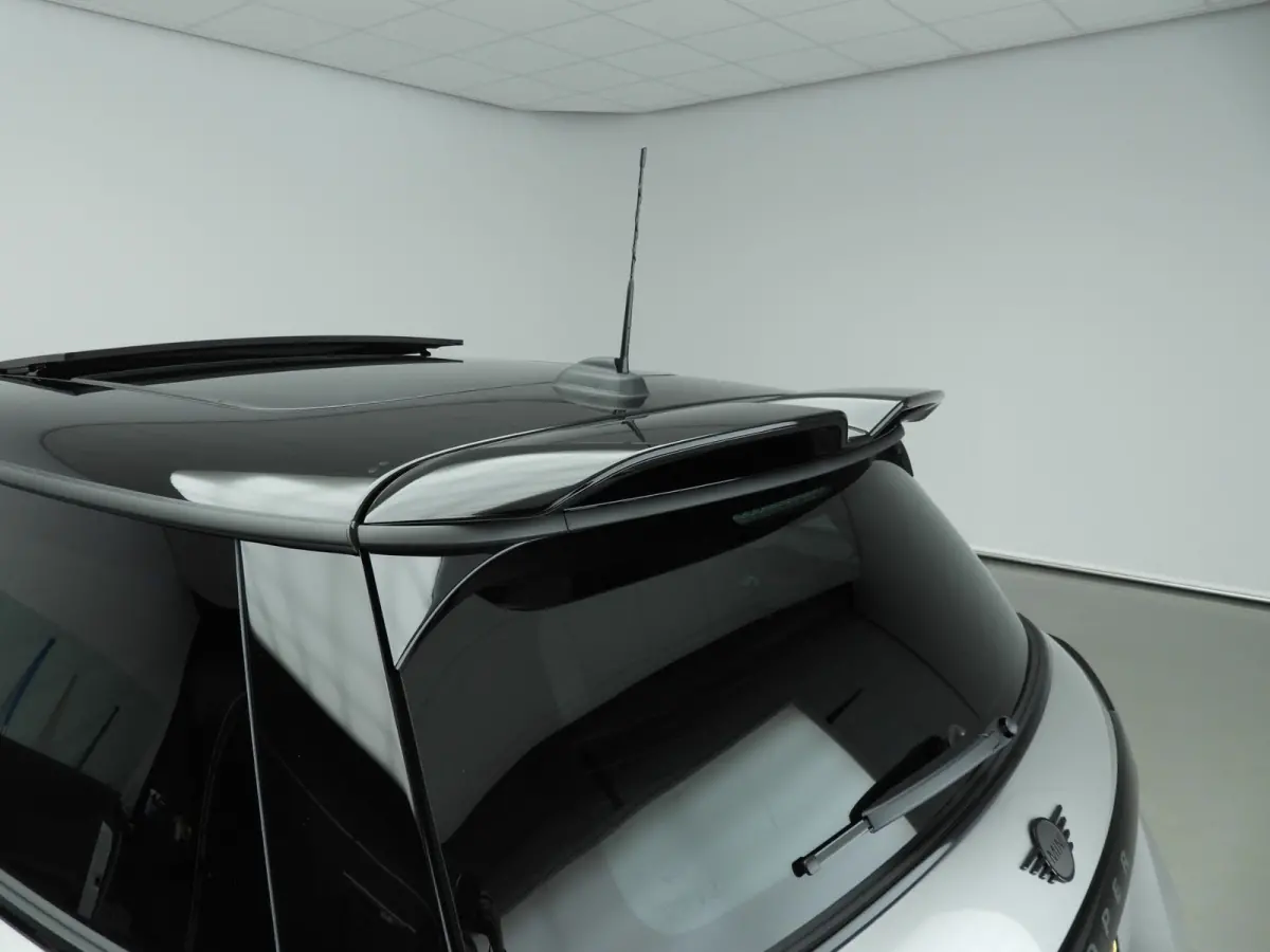 Cooper C C John Cooper Works Trim / Pakket M / Panoramadak / Park assist / Head-up / Alu wielen 17 inch