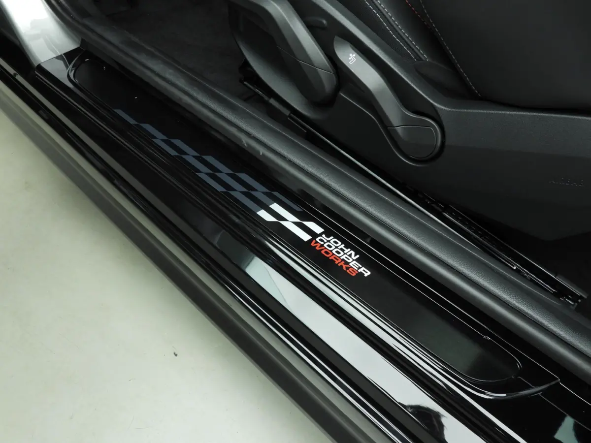 Cooper C C John Cooper Works Trim / Pakket M / Panoramadak / Park assist / Head-up / Alu wielen 17 inch