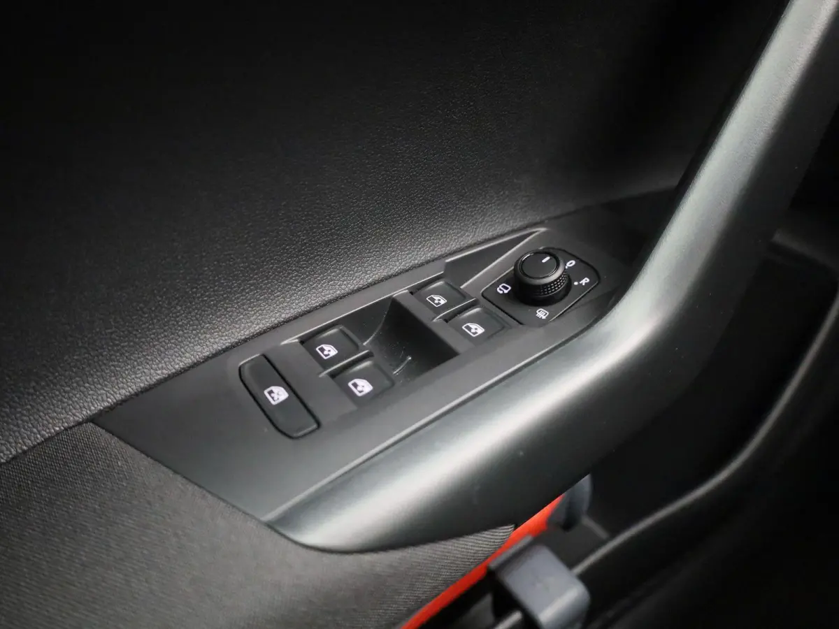1.0 TSI Life Edition 116PK Fysieke voorraad auto | Direct leverbaar | Keyless | Privacy glas | Digitale cockpit | Achteruitrij camera | Parkeersensoren achter