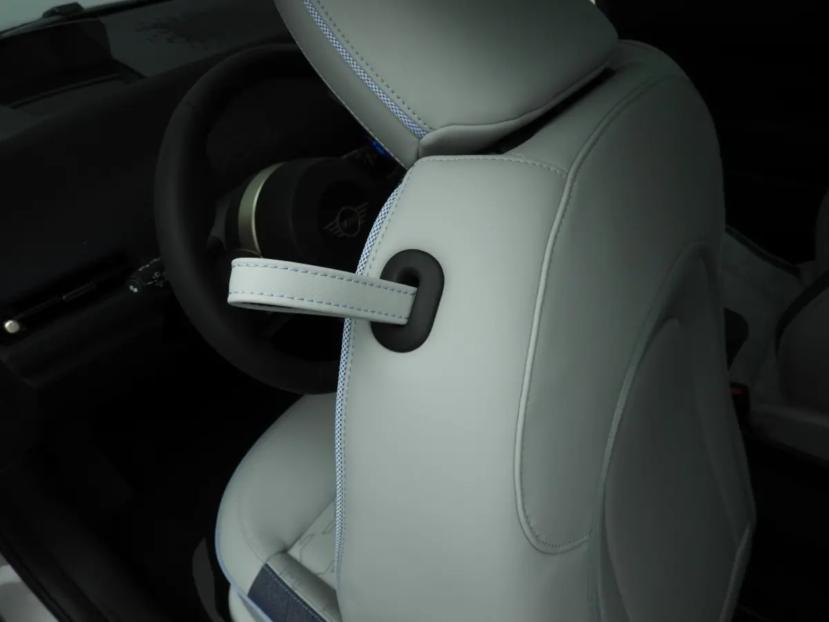 Cooper E Classic Trim / Pakket L / Harman-Kardon / Panoramadak / Getint glas / Park assist / Head-up / Alu wielen 18 inch