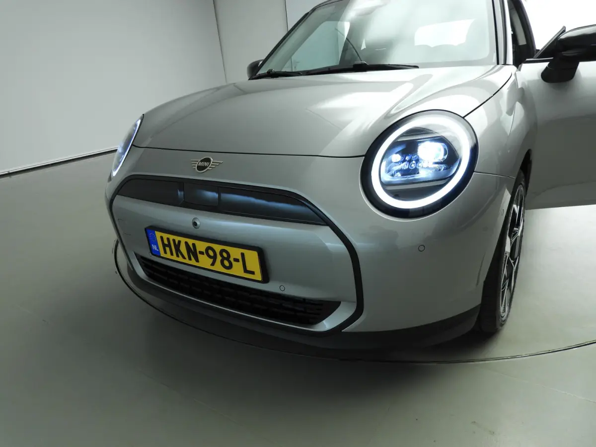 Cooper E Classic Trim / Pakket L / Harman-Kardon / Panoramadak / Getint glas / Park assist / Head-up / Alu wielen 18 inch