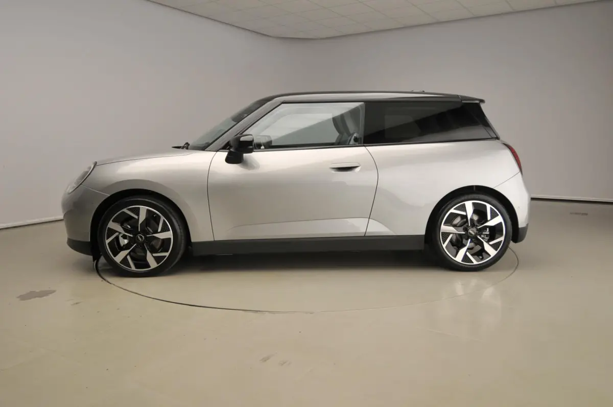Cooper E Classic Trim / Pakket L / Harman-Kardon / Panoramadak / Getint glas / Park assist / Head-up / Alu wielen 18 inch