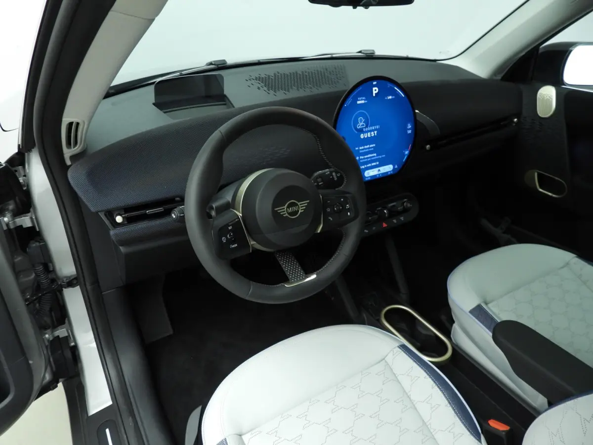 Cooper E Classic Trim / Pakket L / Harman-Kardon / Panoramadak / Getint glas / Park assist / Head-up / Alu wielen 18 inch