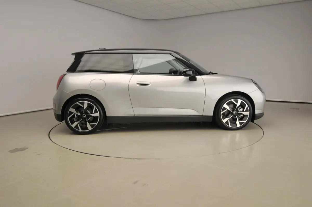 Cooper E Classic Trim / Pakket L / Harman-Kardon / Panoramadak / Getint glas / Park assist / Head-up / Alu wielen 18 inch