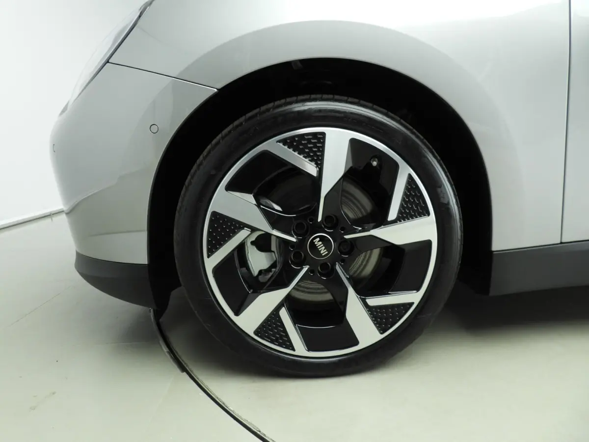 Cooper E Classic Trim / Pakket L / Harman-Kardon / Panoramadak / Getint glas / Park assist / Head-up / Alu wielen 18 inch