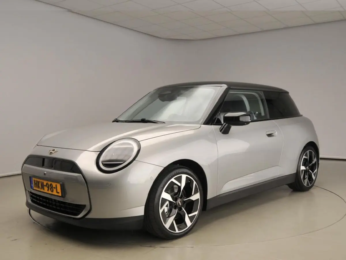 Cooper E Classic Trim / Pakket L / Harman-Kardon / Panoramadak / Getint glas / Park assist / Head-up / Alu wielen 18 inch