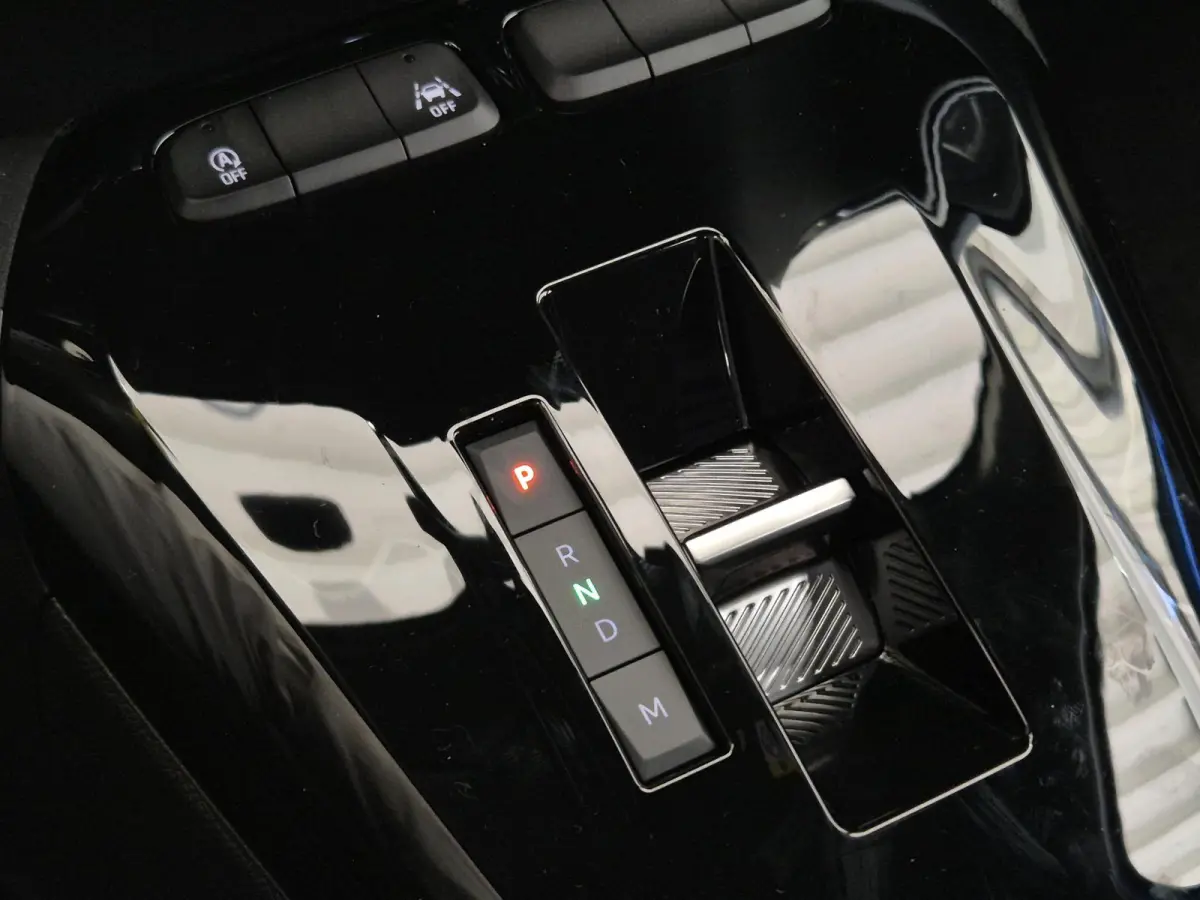 1.2 Turbo Hybrid Yes Automaat | Apple Carplay/Android Auto | Parkeersensoren Achter | Stoelverwarming | Stuurverwarming |