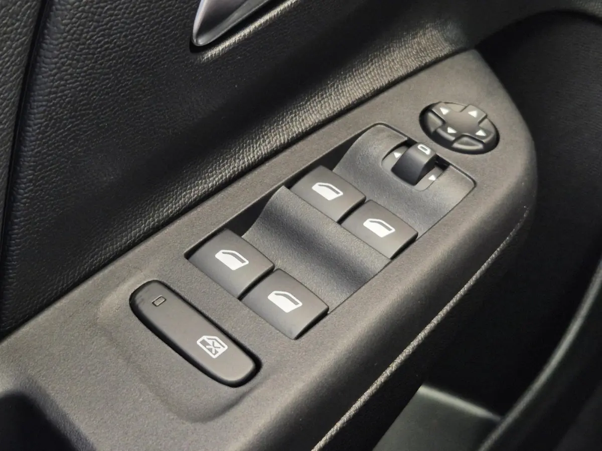 1.2 Turbo Hybrid Yes Automaat | Apple Carplay/Android Auto | Parkeersensoren Achter | Stoelverwarming | Stuurverwarming |