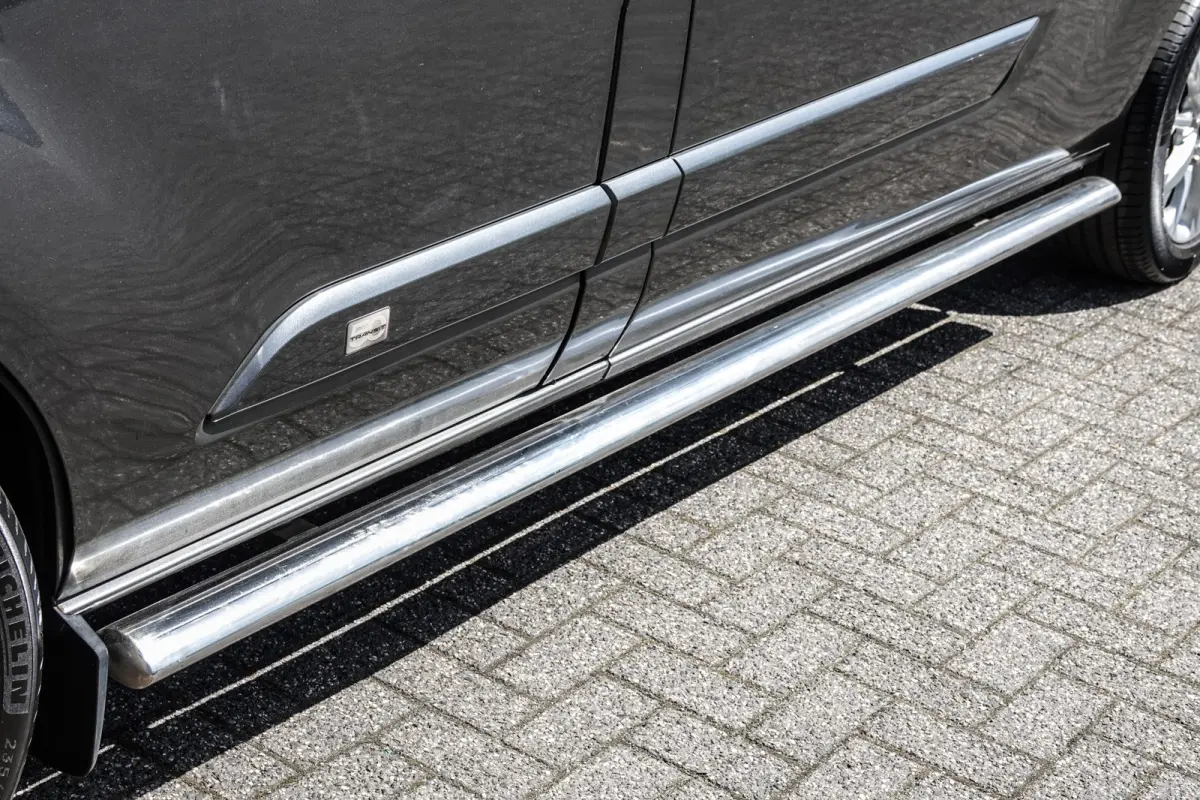L2H1 2.2Tdci 125Pk | Anniversary Edition | Stoel-Bank | Achteruitrijcamera | Trekhaak | Side Bars | 18'' | Magnetic Grey