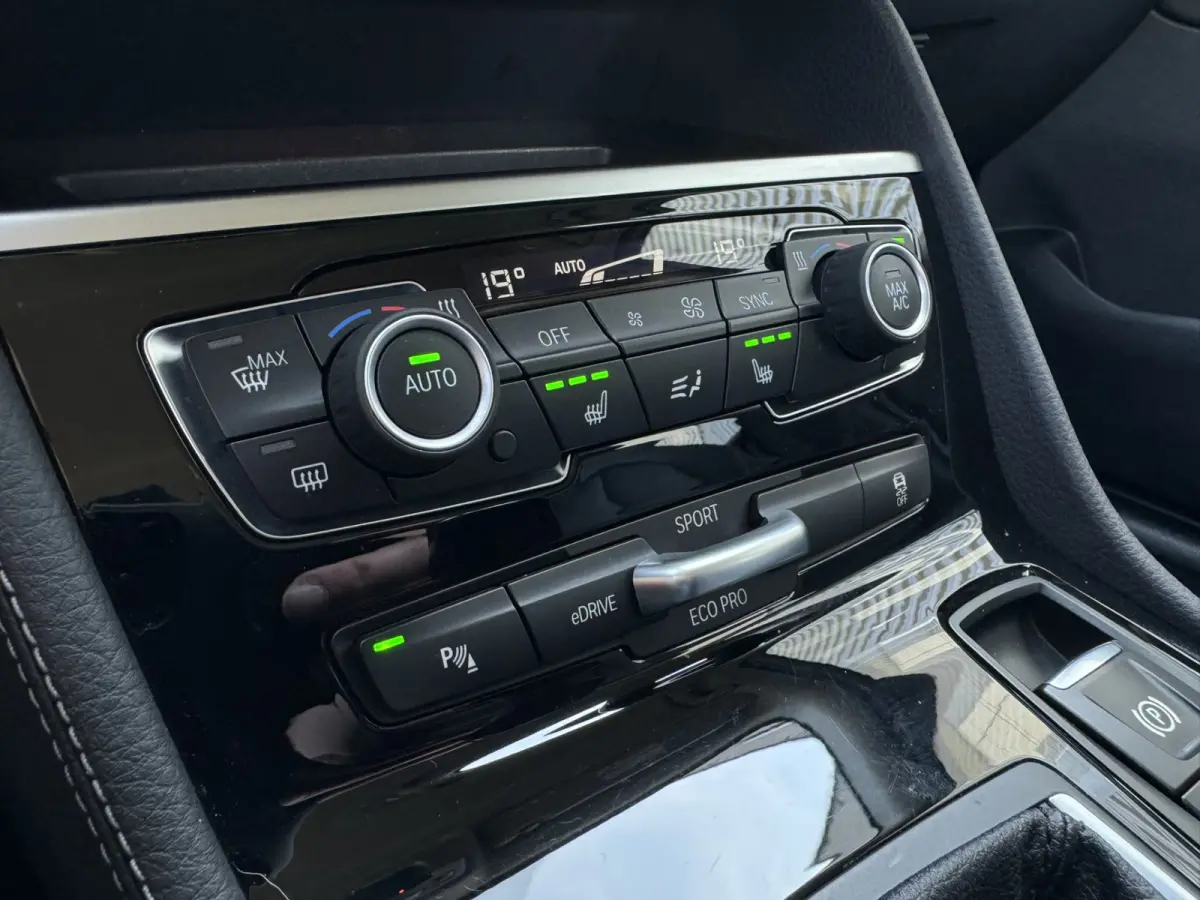 225xe iPerformance Executive Leer LED Navi PDC 17 Inch Stoelverwarming