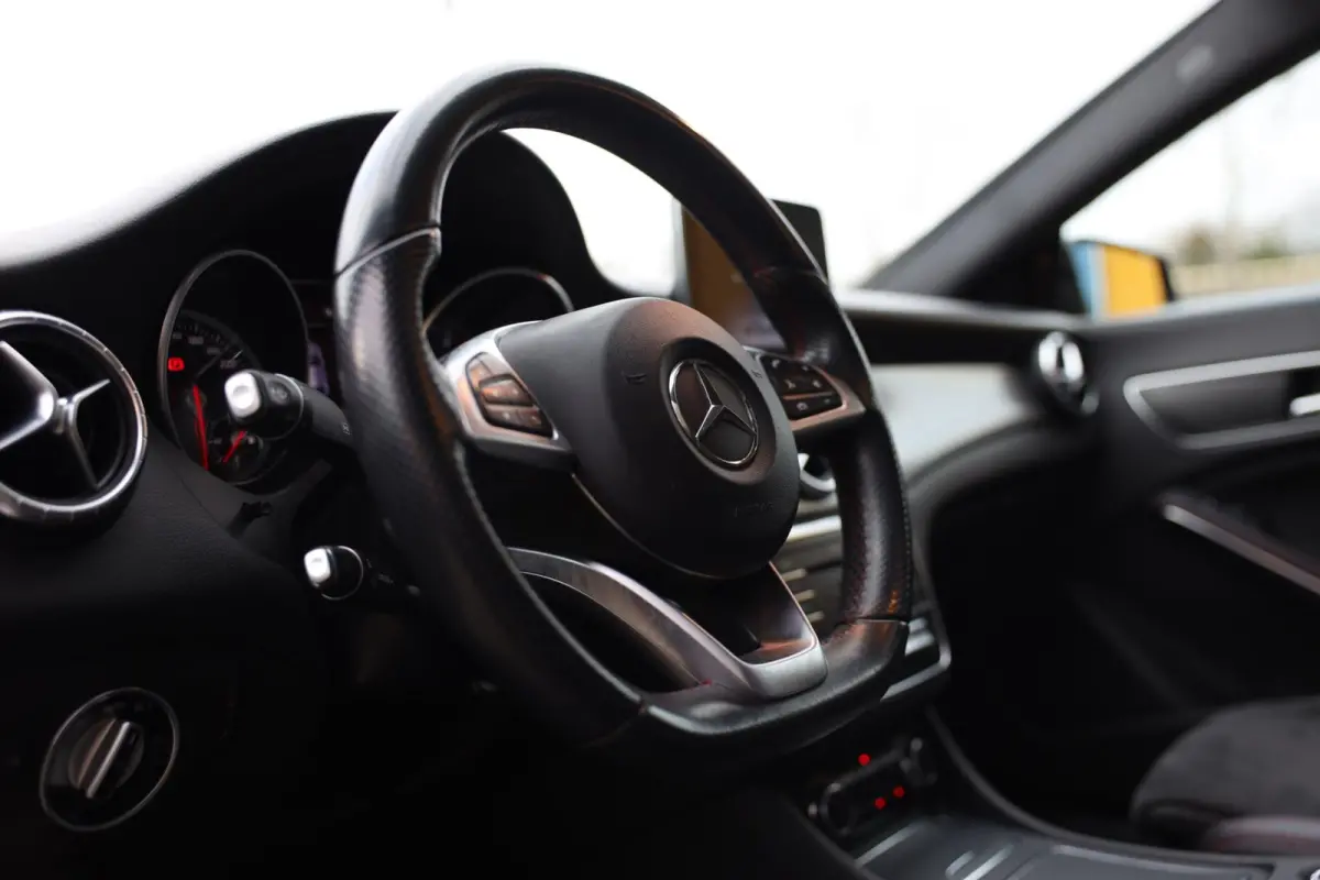 200 AMG Line / AUT / 156 PK / Navi / Sfeerverlichting / CC / Open Panoramadak / Led / Pdc / 19 Inch