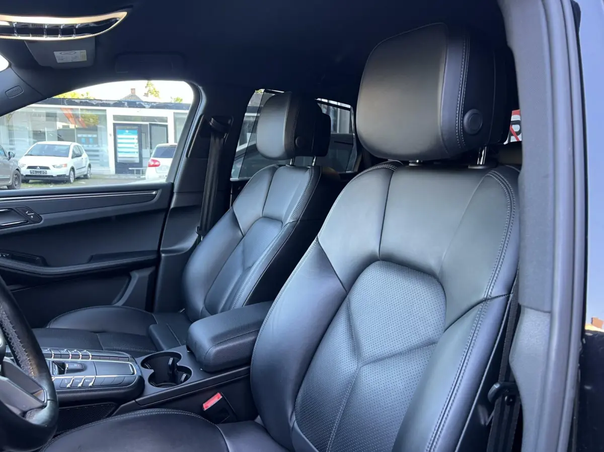 2.0 Apple CarPlay/ SPORTLEER /NAVIGATIE