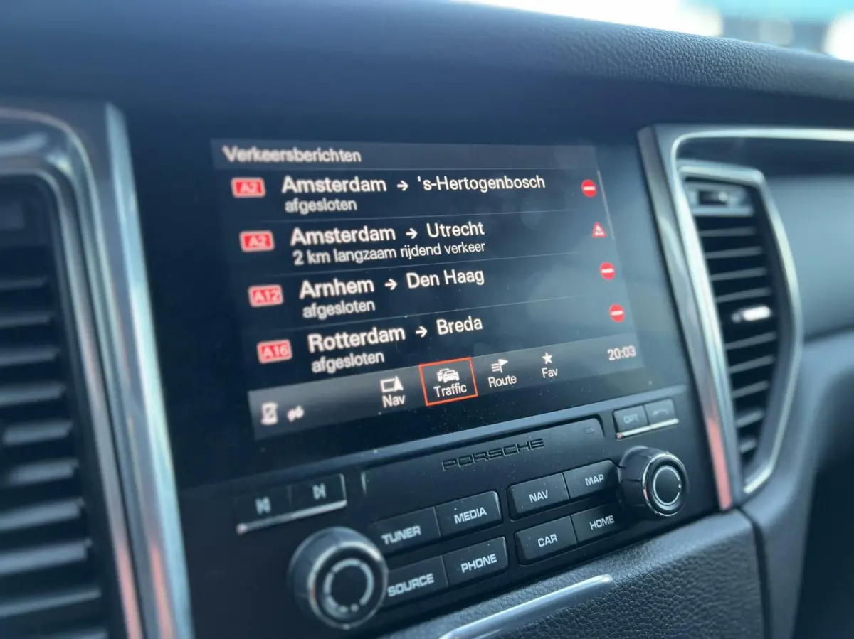 2.0 Apple CarPlay/ SPORTLEER /NAVIGATIE