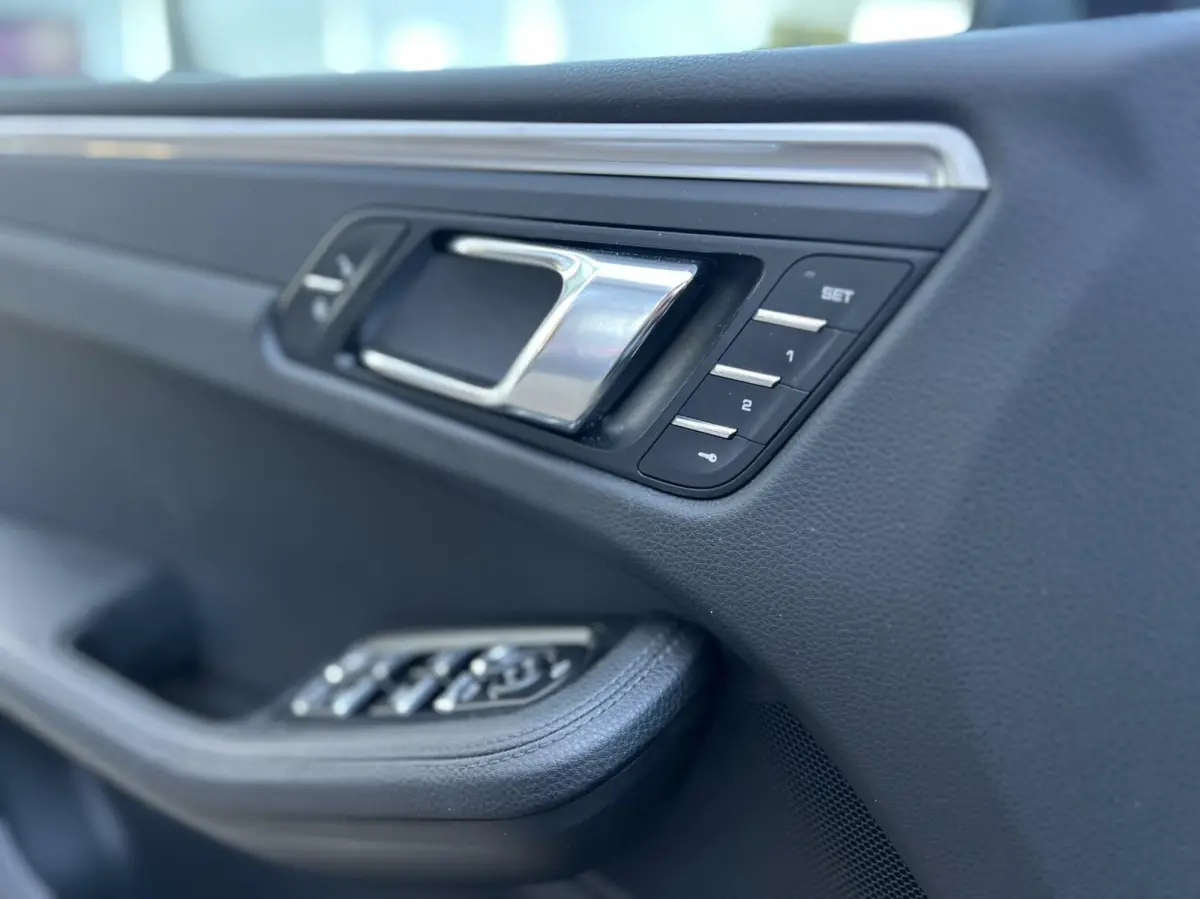 2.0 Apple CarPlay/ SPORTLEER /NAVIGATIE