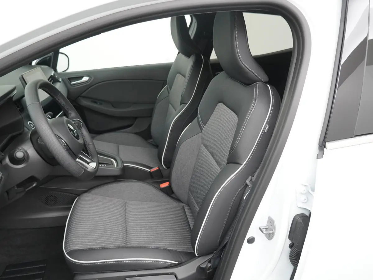1.6 HEV Intense+ | Instaplijsten | Striping | 17 inch Lichtmetaal | Adaptieve Cruise | Verwarmde stoelen en stuur |