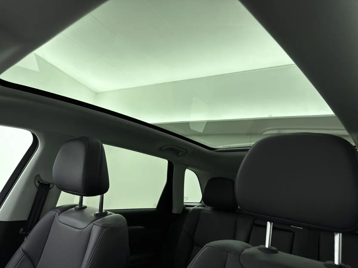 Design Hybrid 28.4 kWh | Voorstoelen verwarmd | Panoramendak | Electronic climate controle | Navigatiesysteem | Metalli Black