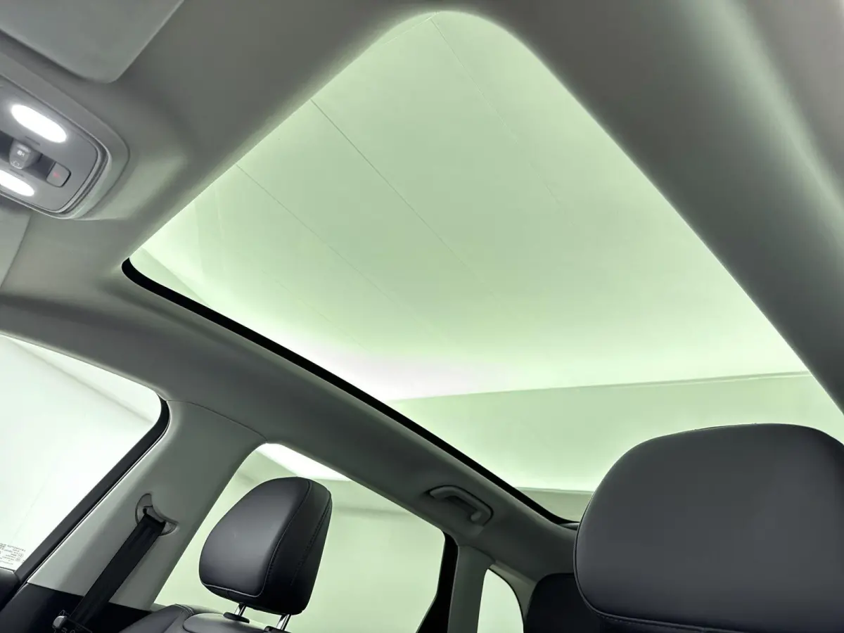 Design Hybrid 28.4 kWh | Voorstoelen verwarmd | Panoramendak | Electronic climate controle | Navigatiesysteem | Tundra Grey